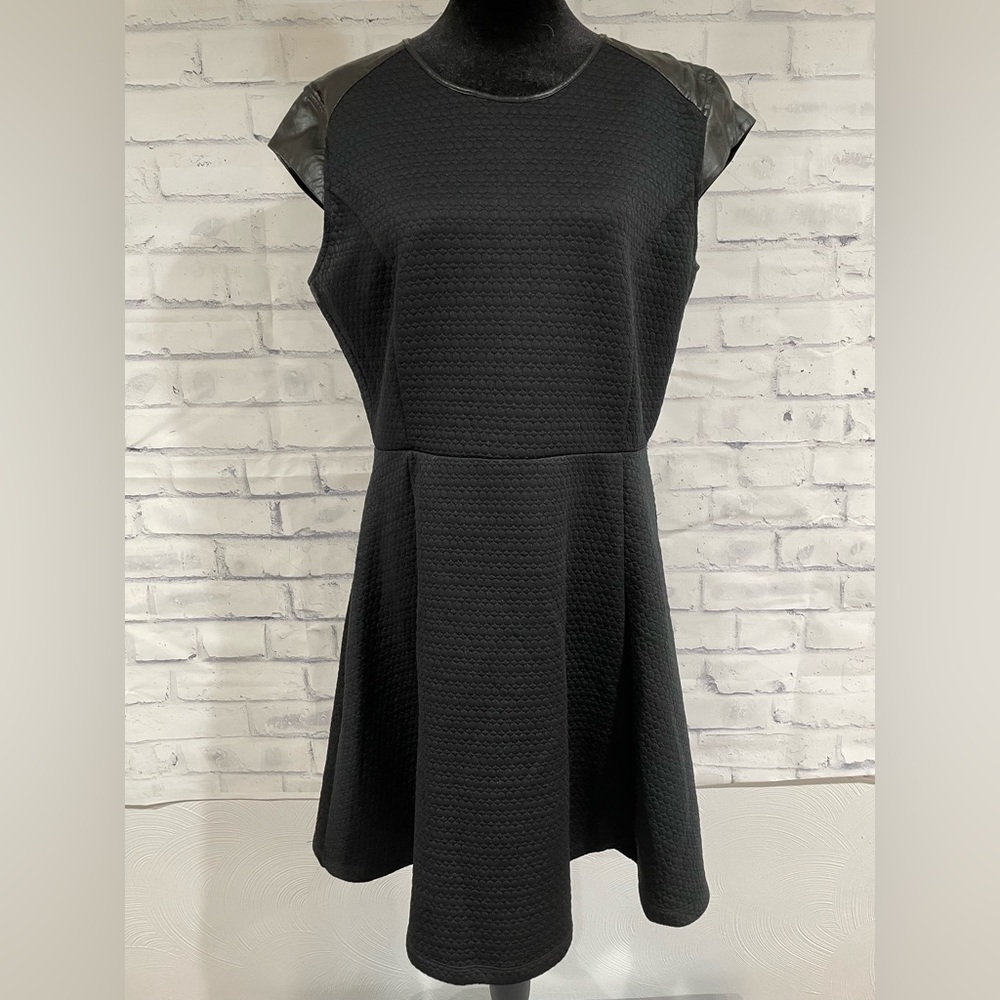 GUC Target As U Wish Women’s Large Black Dress w/ Leather
